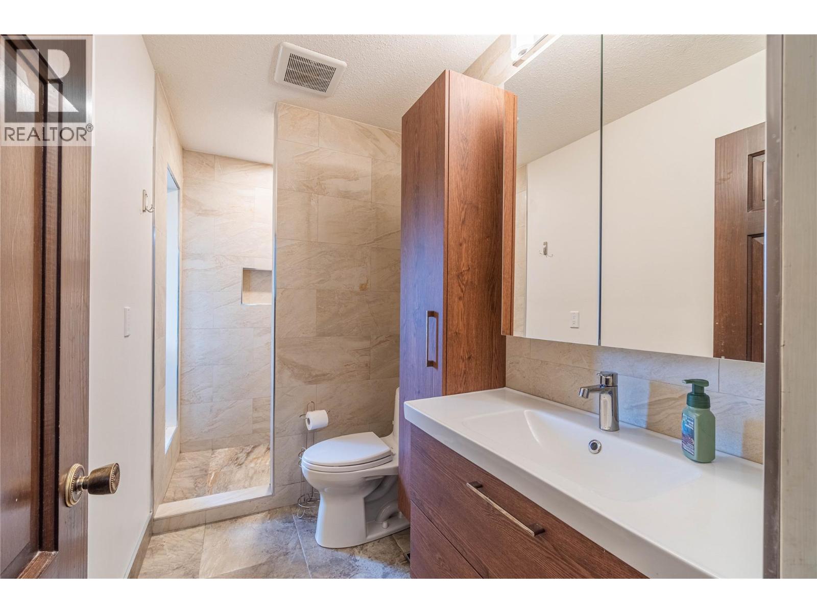 8548 YELLOWHEAD Highway, Kamloops