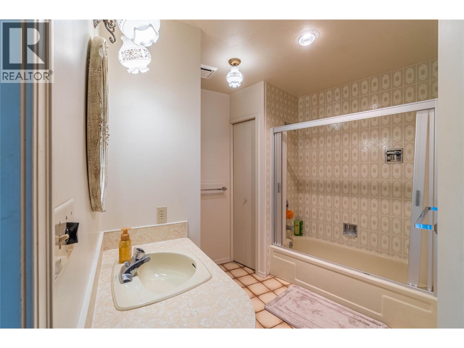 8548 YELLOWHEAD Highway, Kamloops