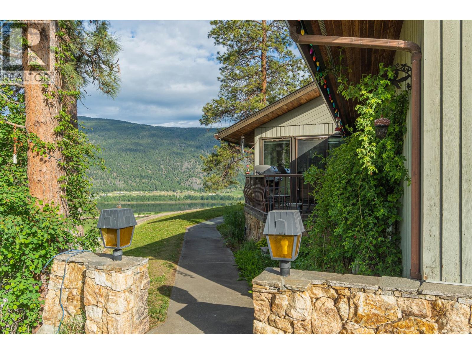 8548 YELLOWHEAD Highway, Kamloops