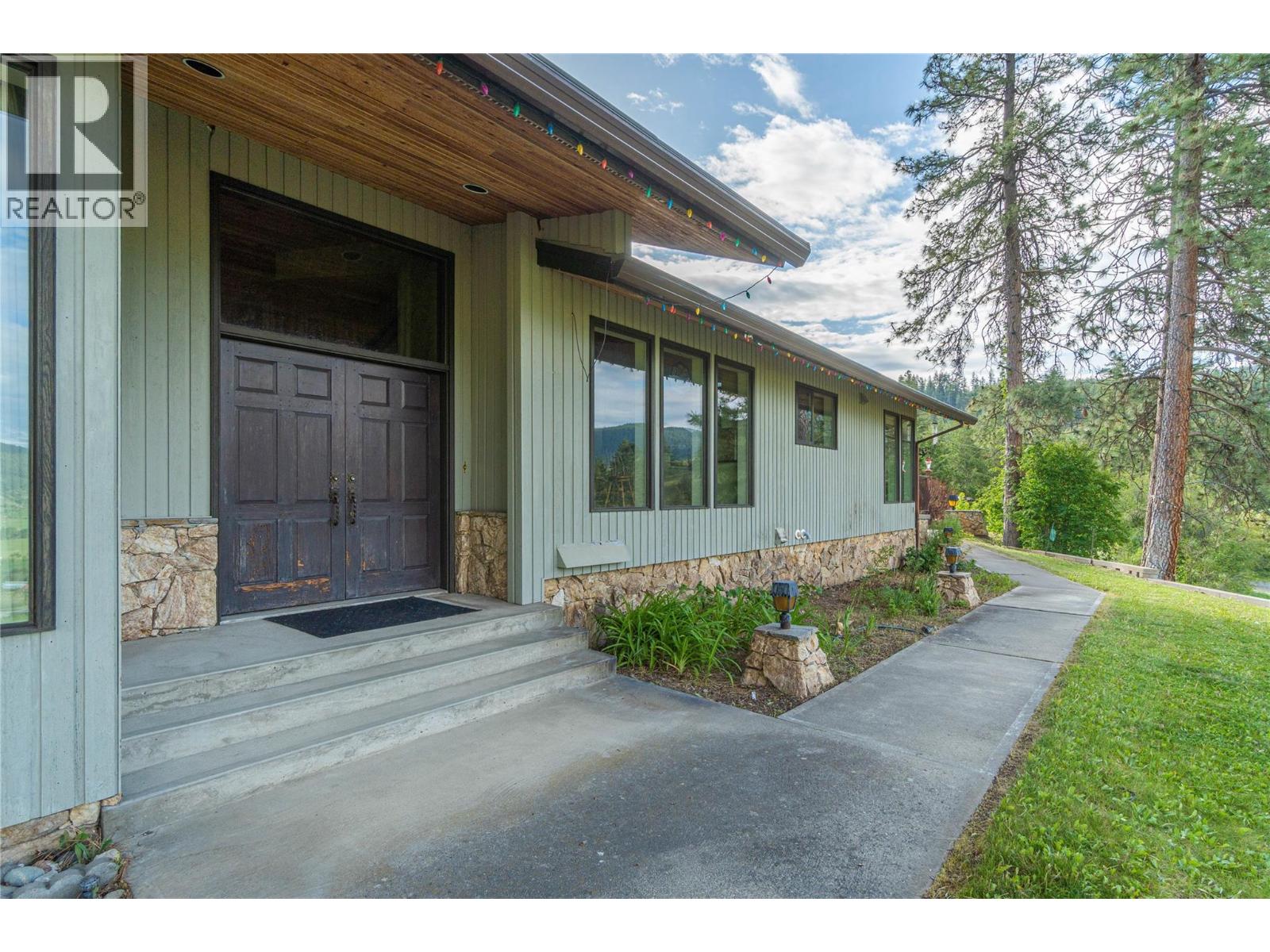 8548 YELLOWHEAD Highway, Kamloops