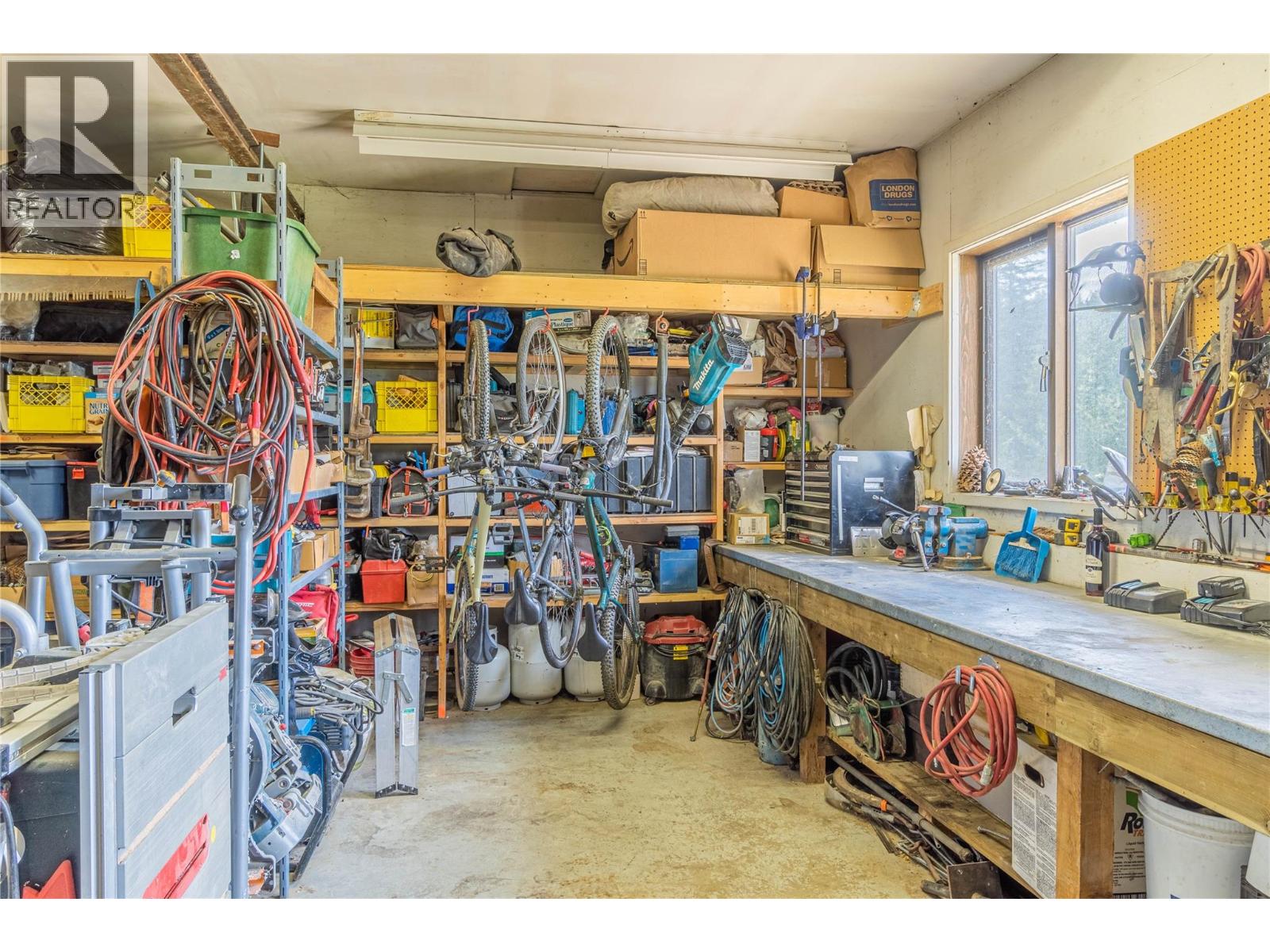 8548 YELLOWHEAD Highway, Kamloops