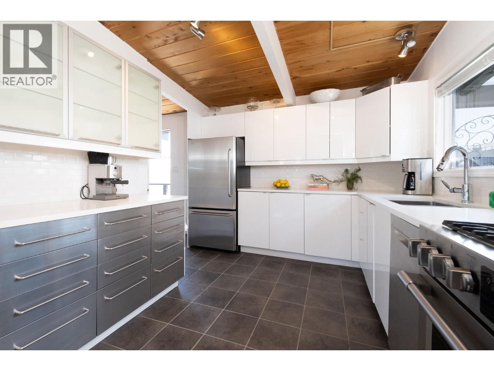 A27 415 W ESPLANADE AVENUE, North Vancouver