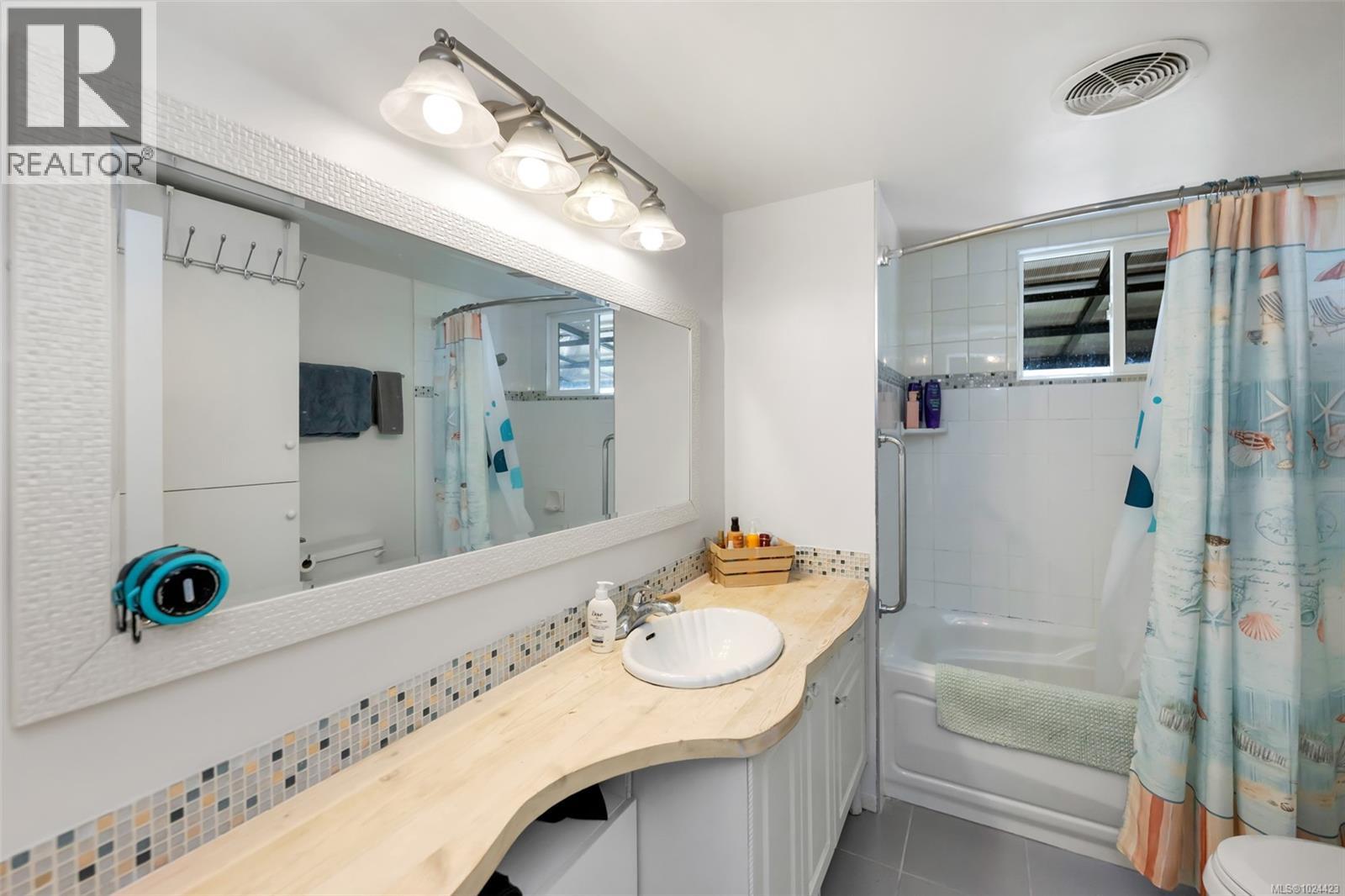 3 8177 West Coast Road, Sooke