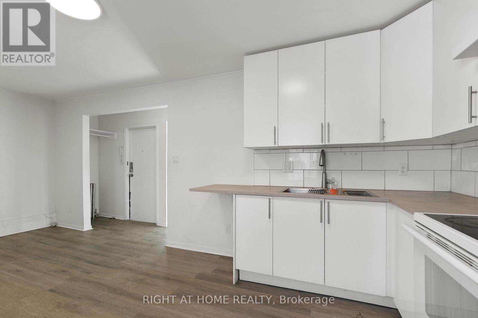 Open Concept Kitchen/Dining