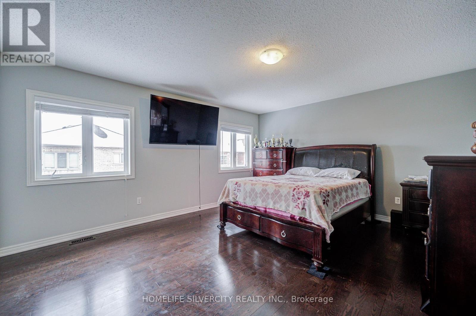 15 DURHAMVIEW CRESCENT - 34