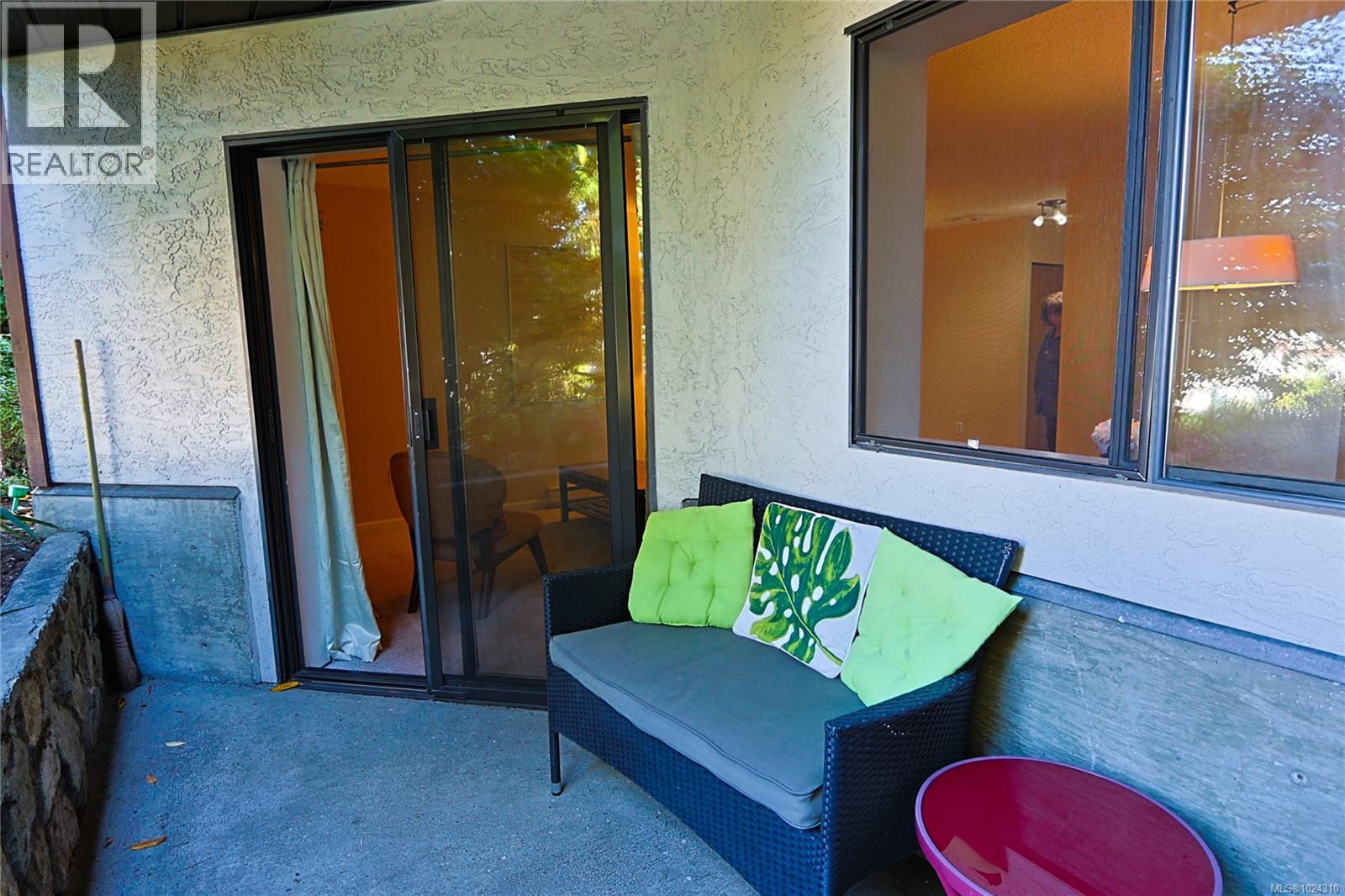 208 69 Gorge Road West, Saanich