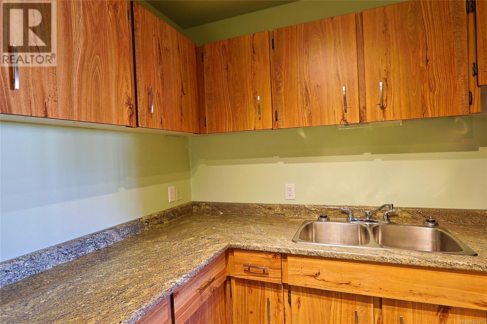 208 69 Gorge Road West, Saanich