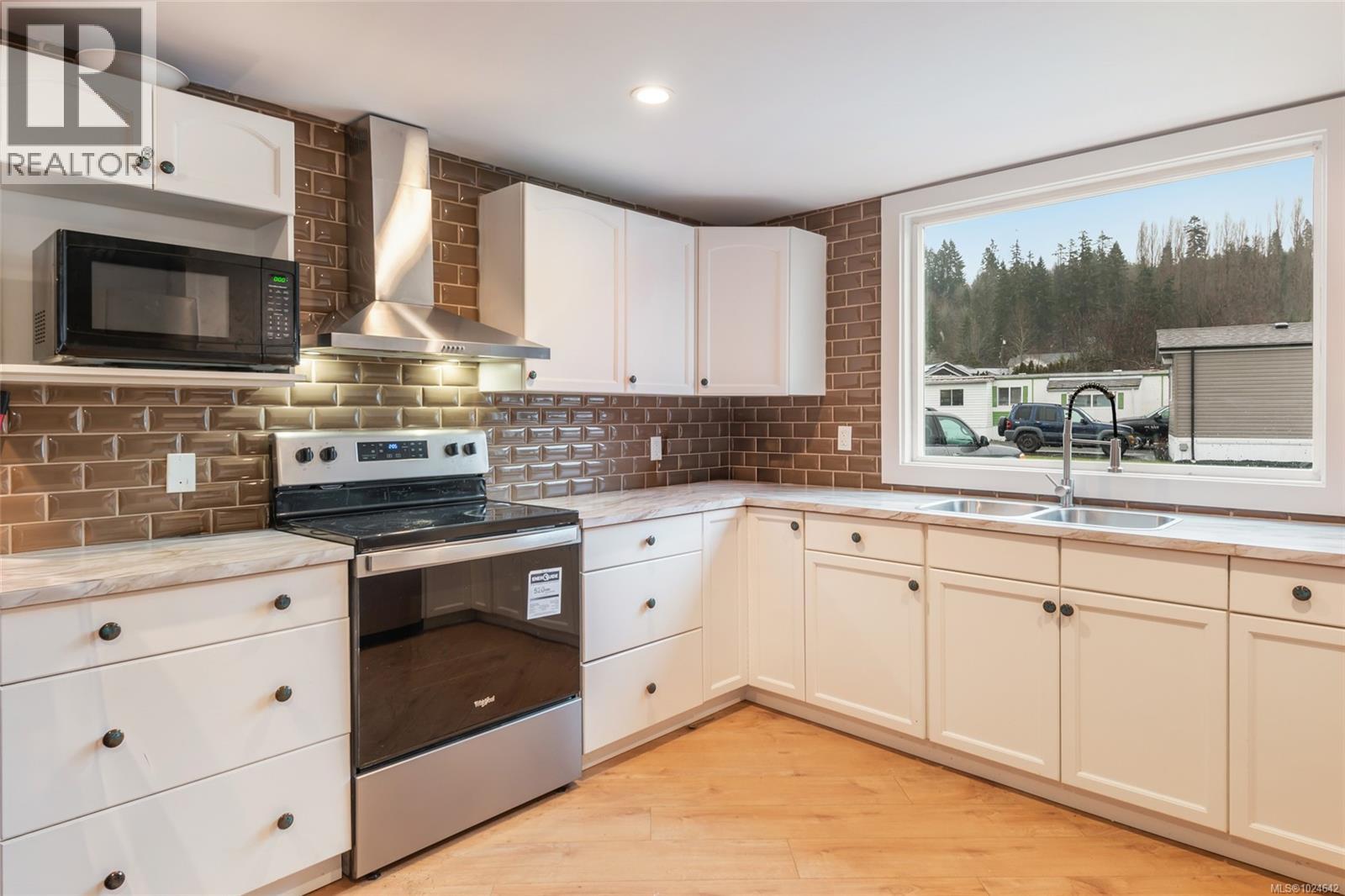 #31 5555 GRANDVIEW RD - 4