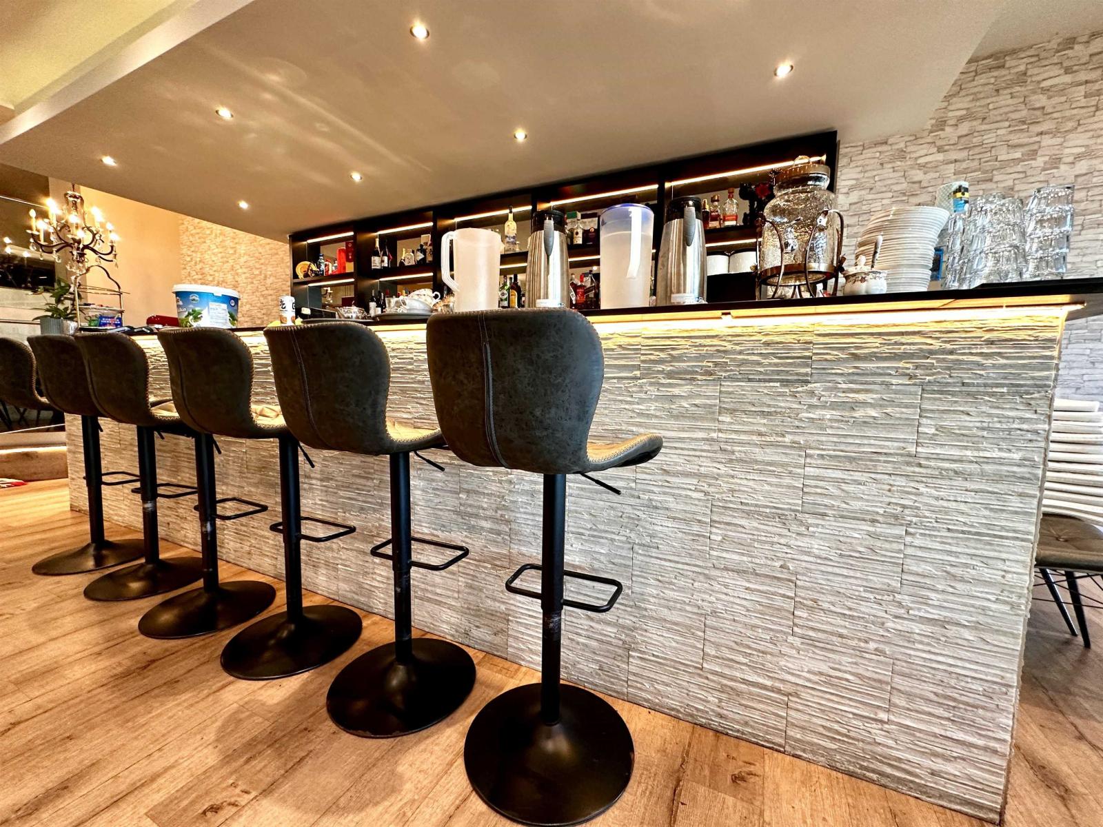 100 15057 MARINE DRIVE, White Rock