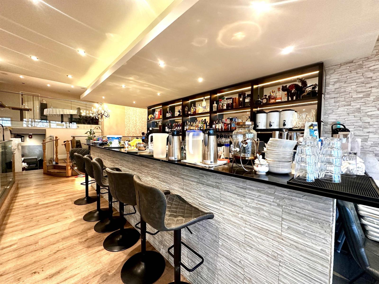 100 15057 MARINE DRIVE, White Rock