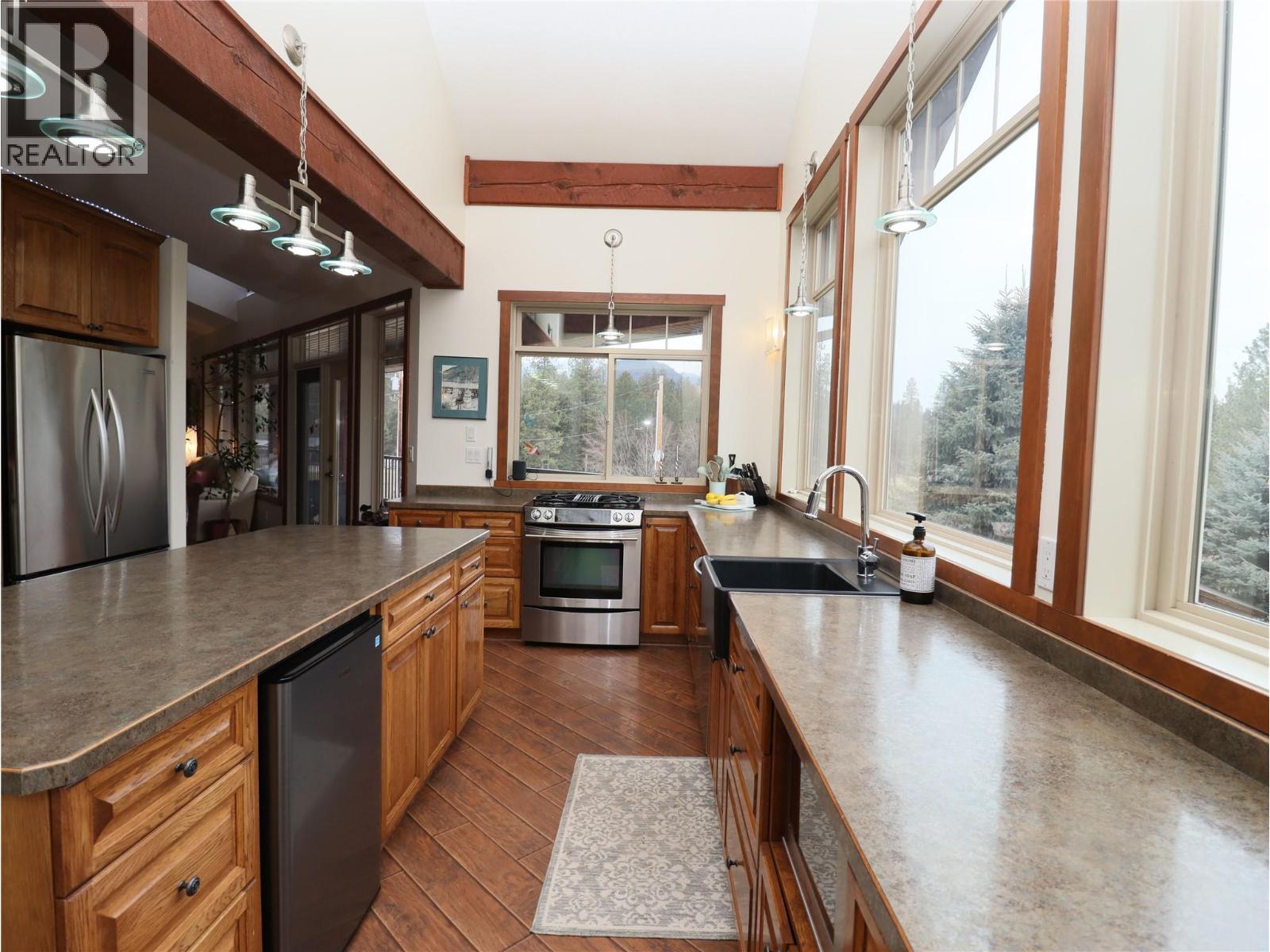 250 1ST Avenue, Christina Lake