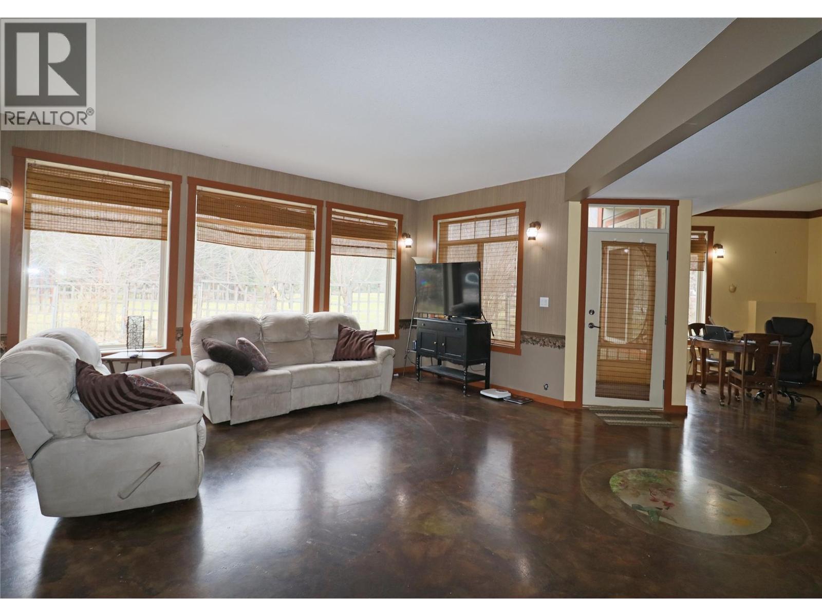 250 1ST Avenue, Christina Lake