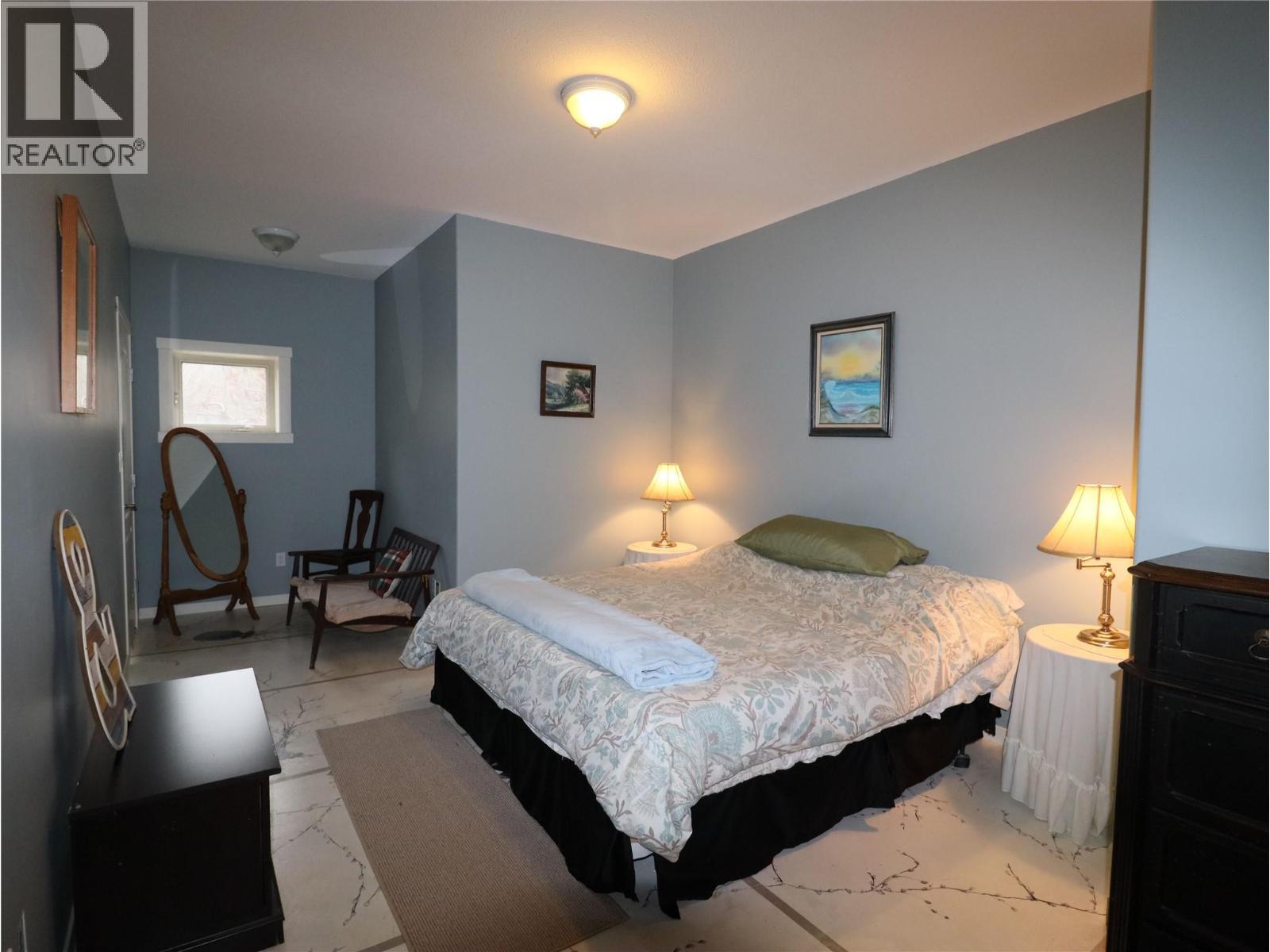 250 1ST Avenue, Christina Lake