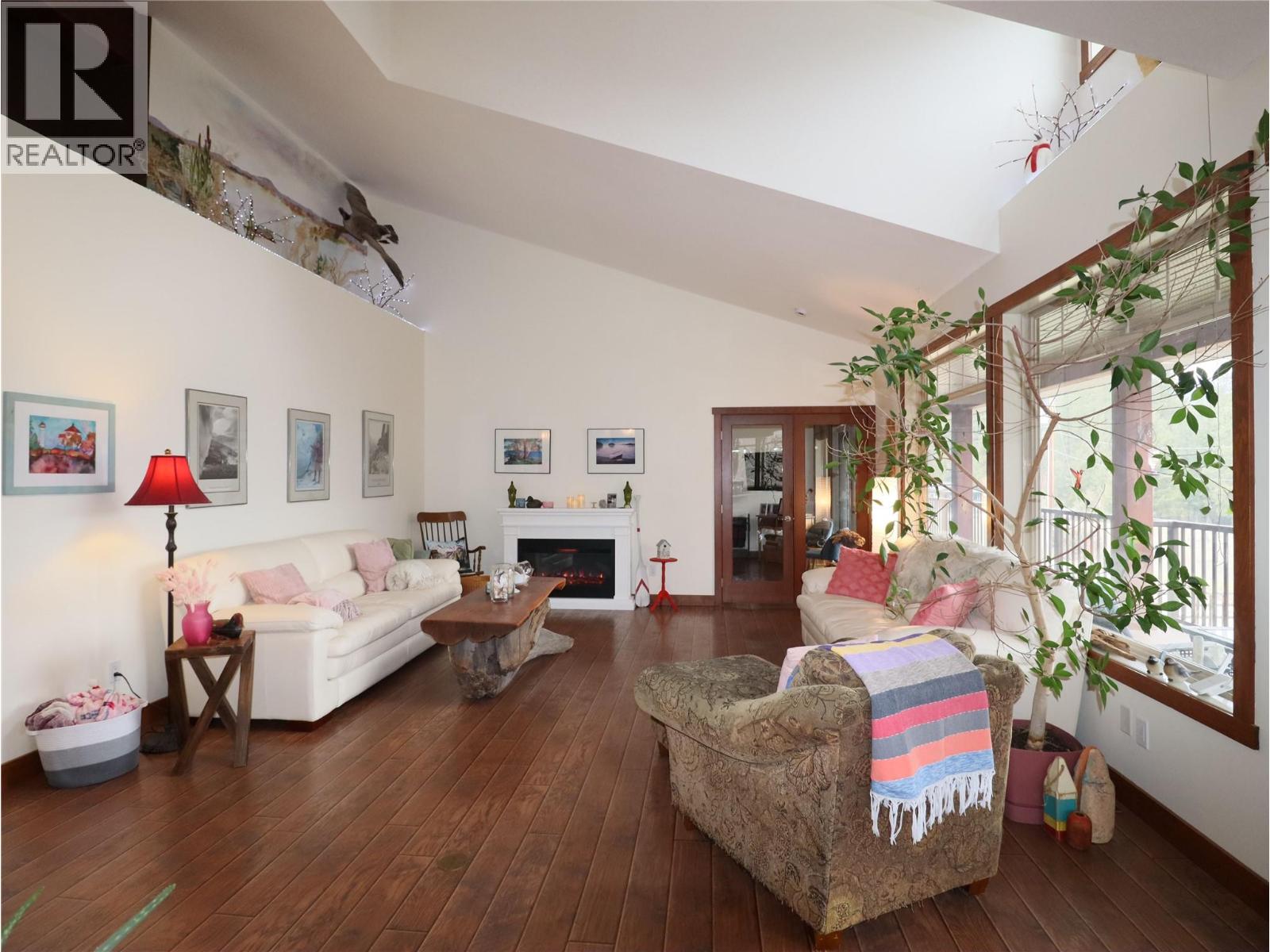 250 1ST Avenue, Christina Lake