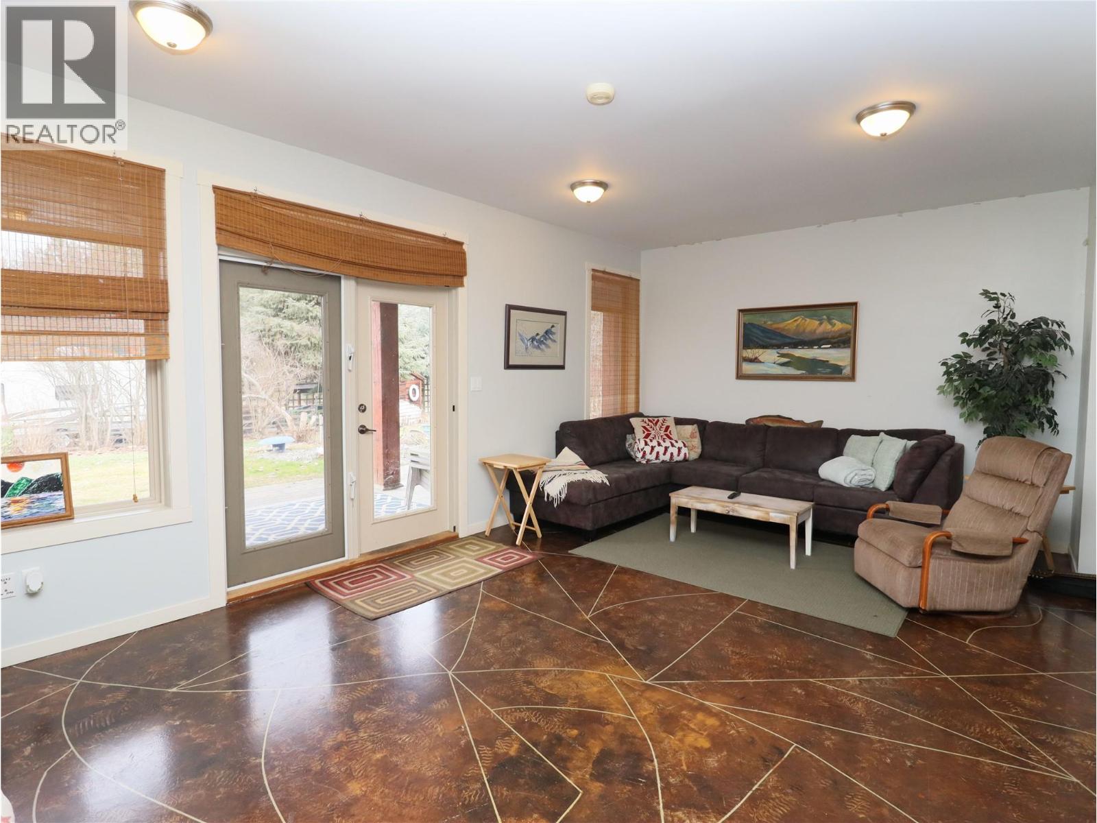 250 1ST Avenue, Christina Lake