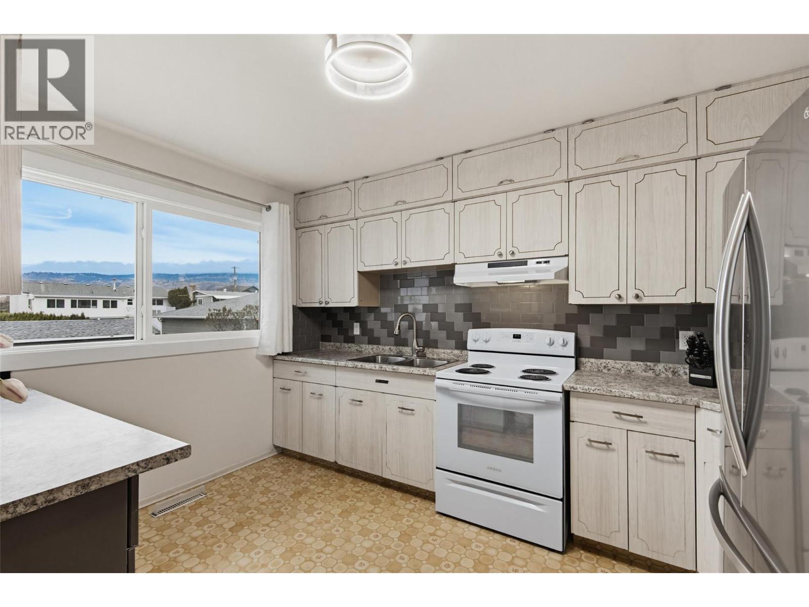 881 PEMBROKE Avenue, Kamloops