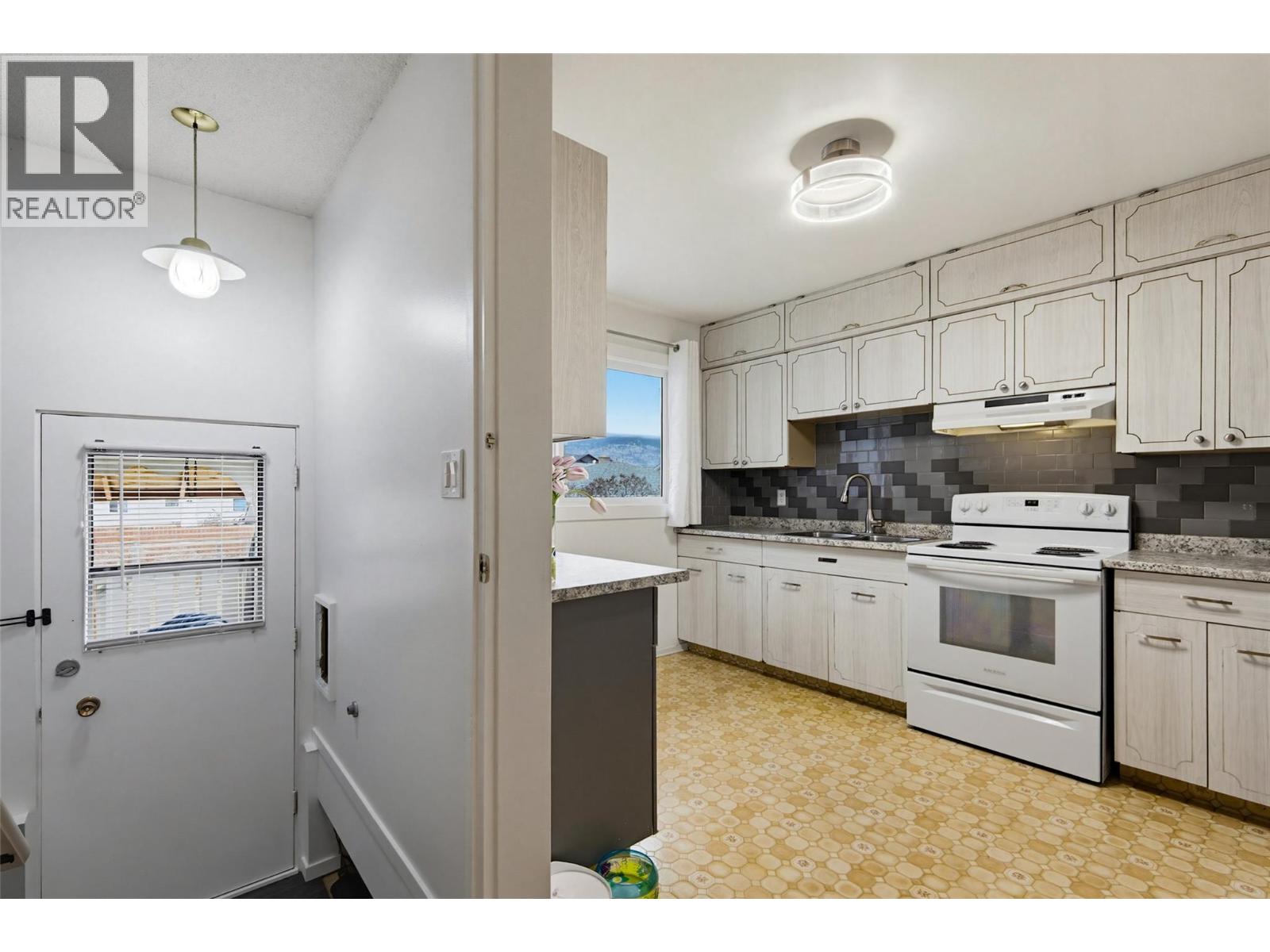 881 PEMBROKE Avenue, Kamloops