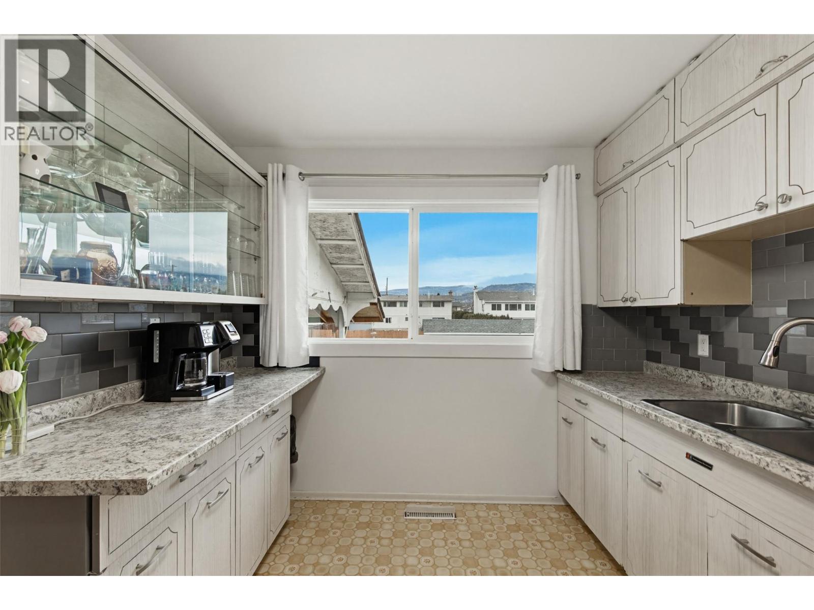 881 PEMBROKE Avenue, Kamloops