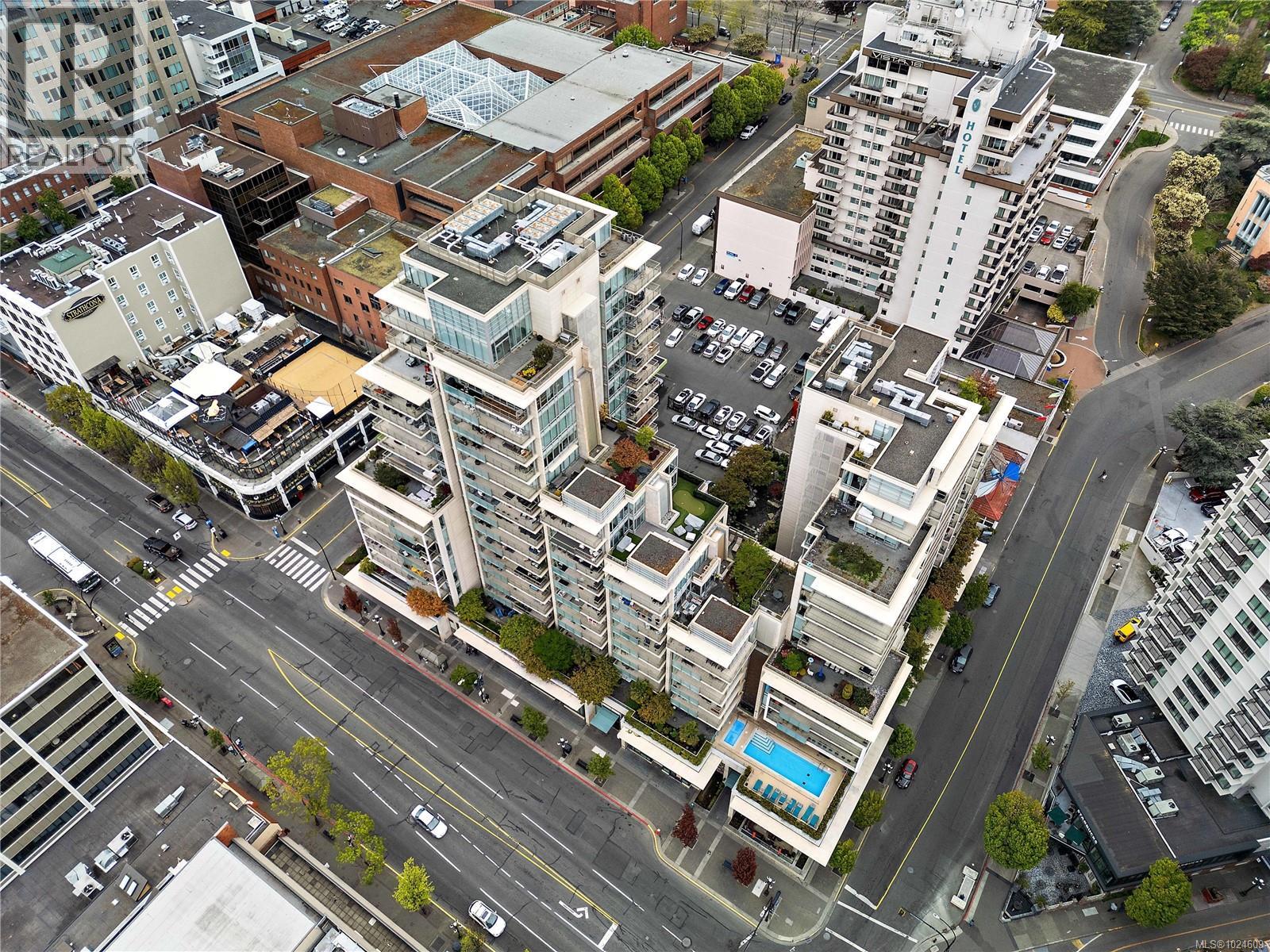 707 Courtney St, Victoria - Exteriors - Full Complex View, Drone/Aerial View - Photo 3
