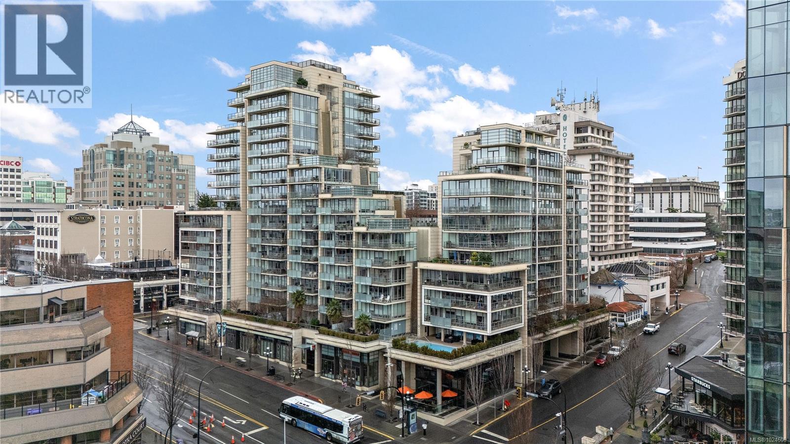 707 Courtney St, Victoria - Exteriors - Full Complex View - Photo 4