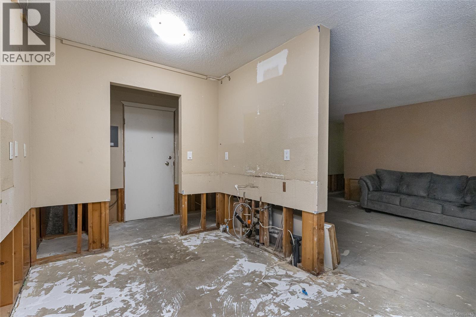 #206 3800 Quadra St - 10