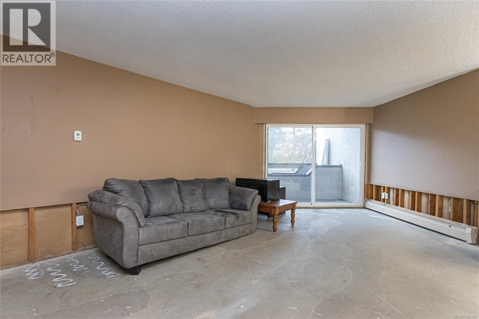 #206 3800 Quadra St - 5