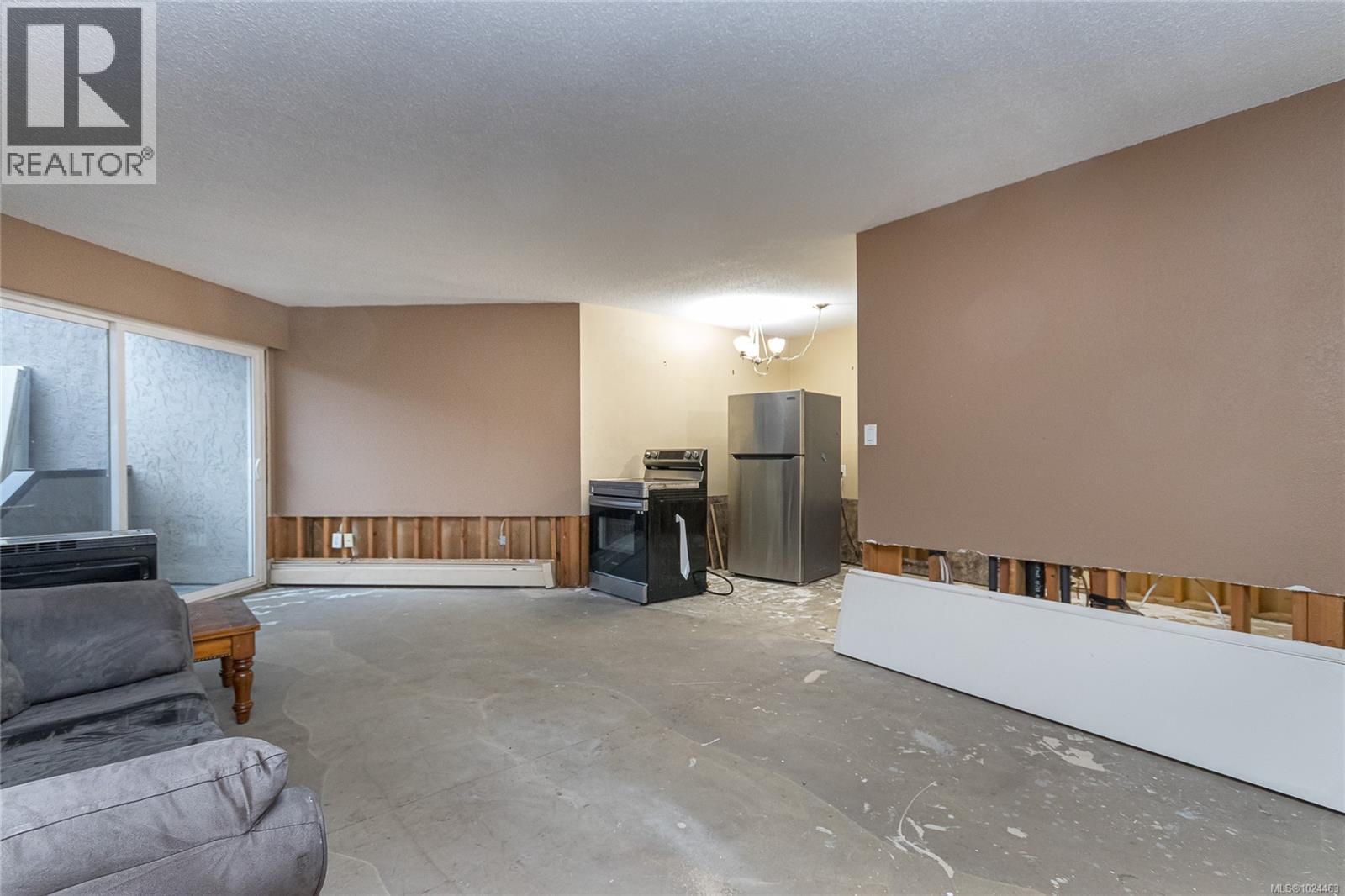 #206 3800 Quadra St - 6