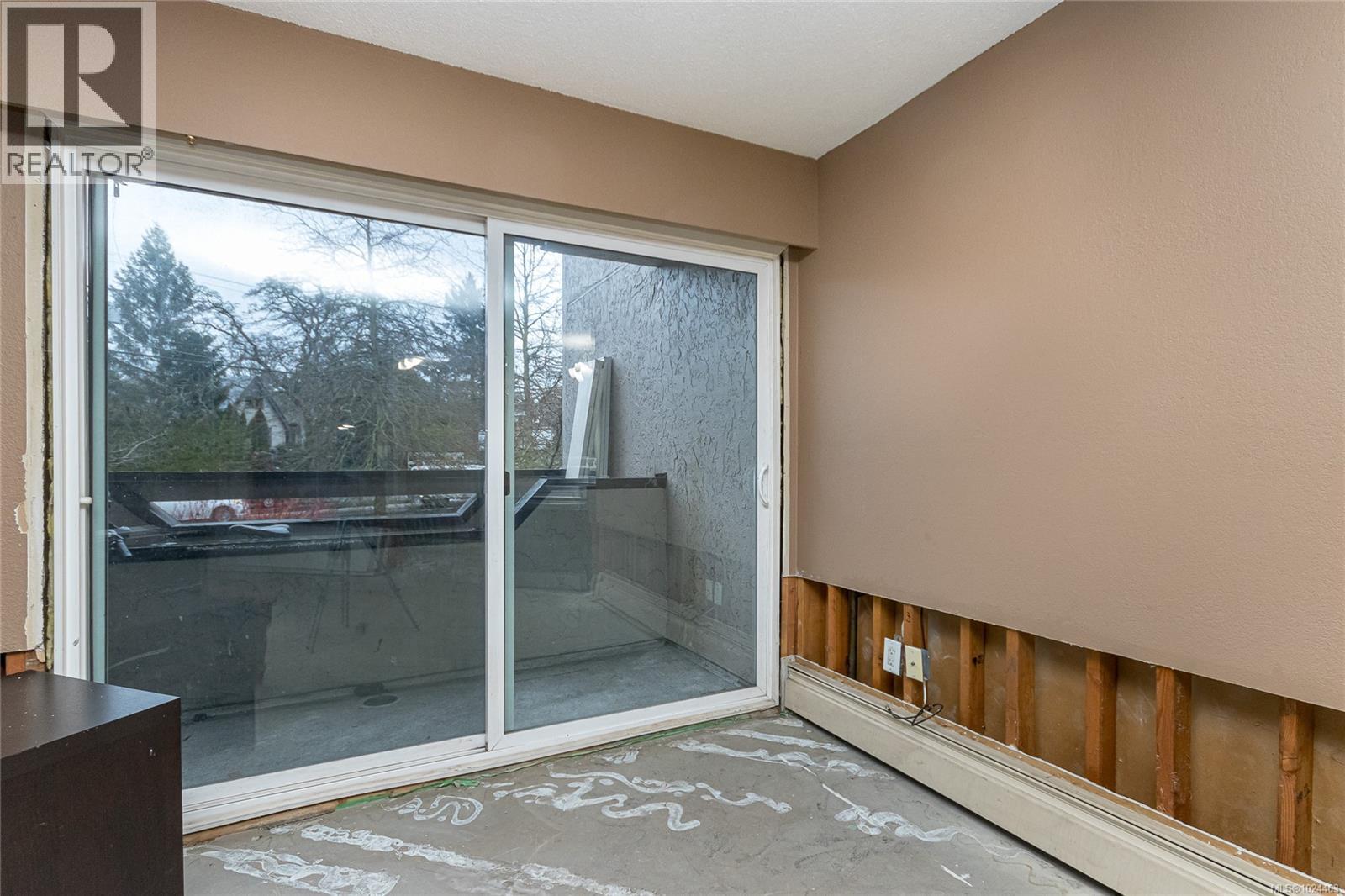 #206 3800 Quadra St - 8