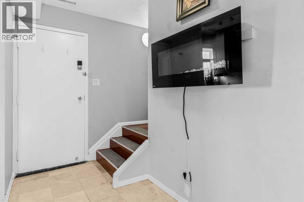 8, 3726 Centre Street NE - Photo 4 of 21, Calgary, Alberta