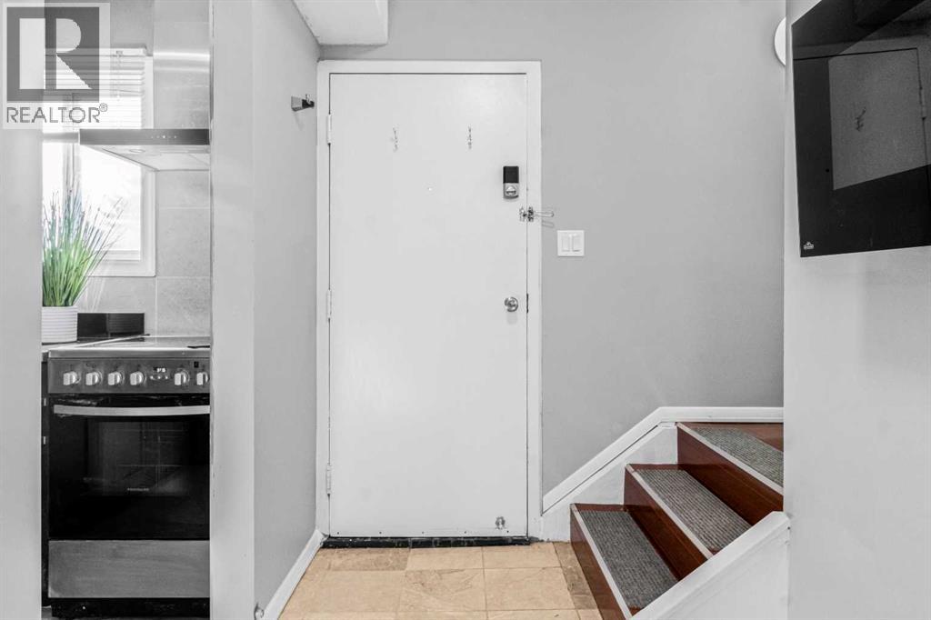 8, 3726 Centre Street NE - Photo 3 of 21, Calgary, Alberta