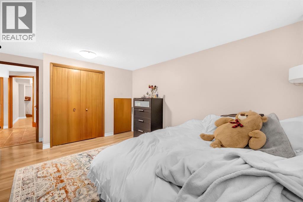 Multi-family House Bi-level for Sale in  Vance Place NW Varsity Calgary 