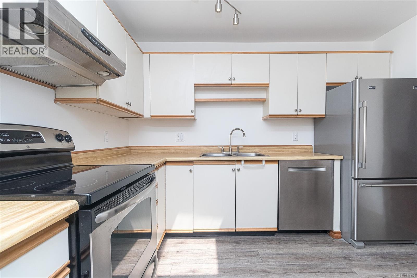 403 1560 Hillside Avenue, Victoria