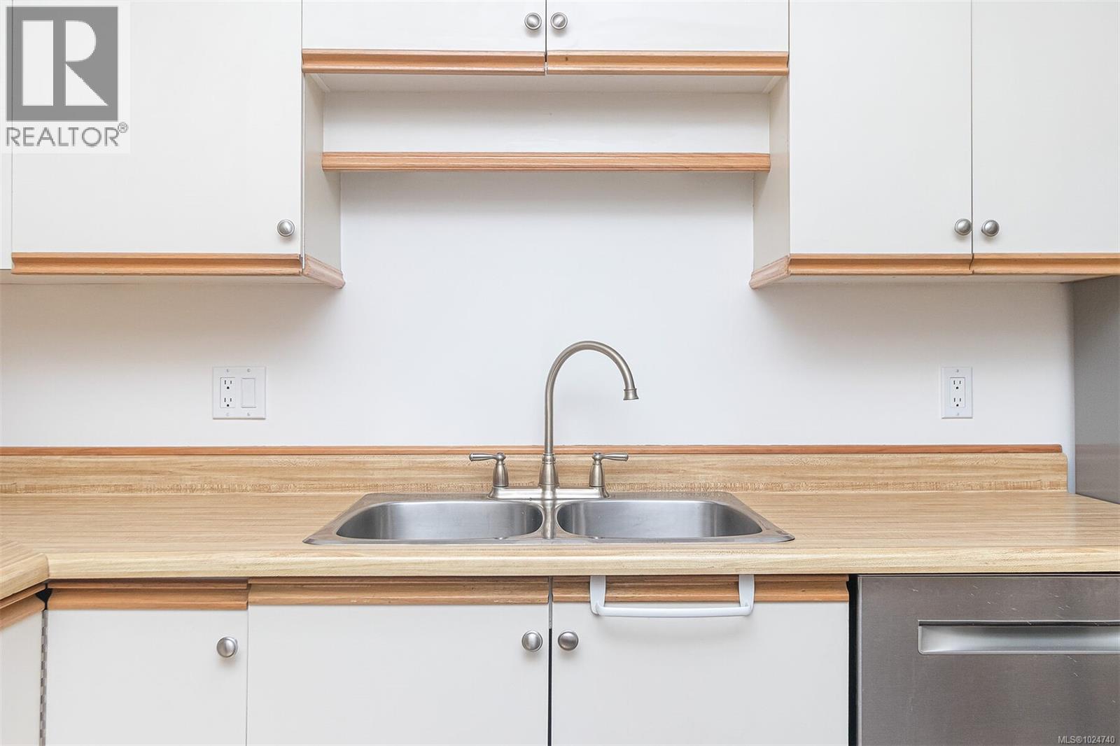 403 1560 Hillside Avenue, Victoria