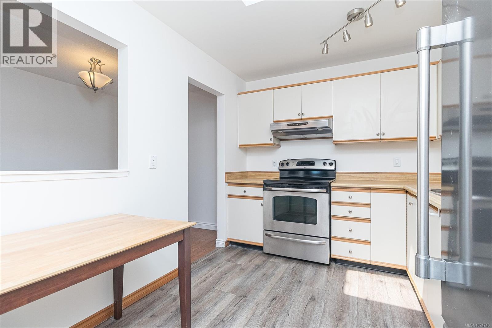 403 1560 Hillside Avenue, Victoria