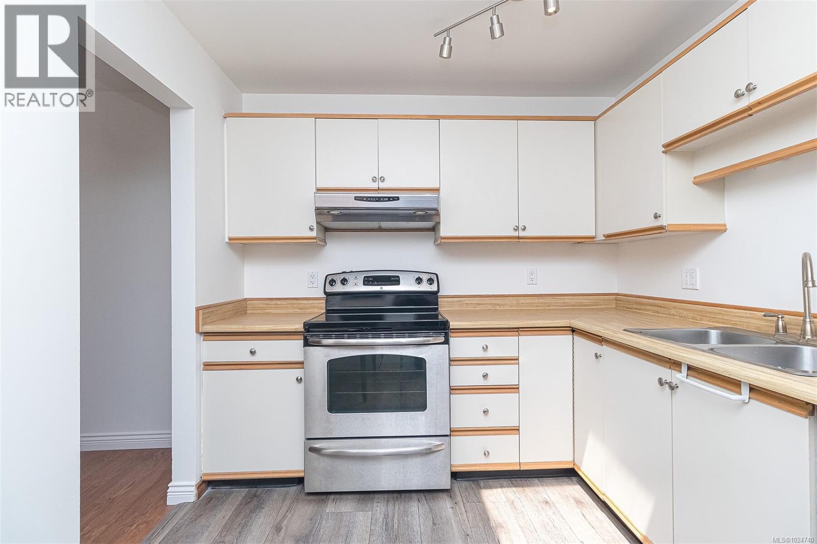 403 1560 Hillside Avenue, Victoria