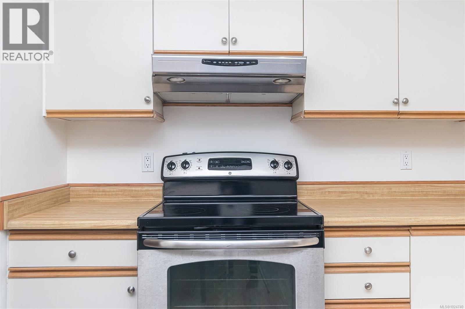 403 1560 Hillside Avenue, Victoria