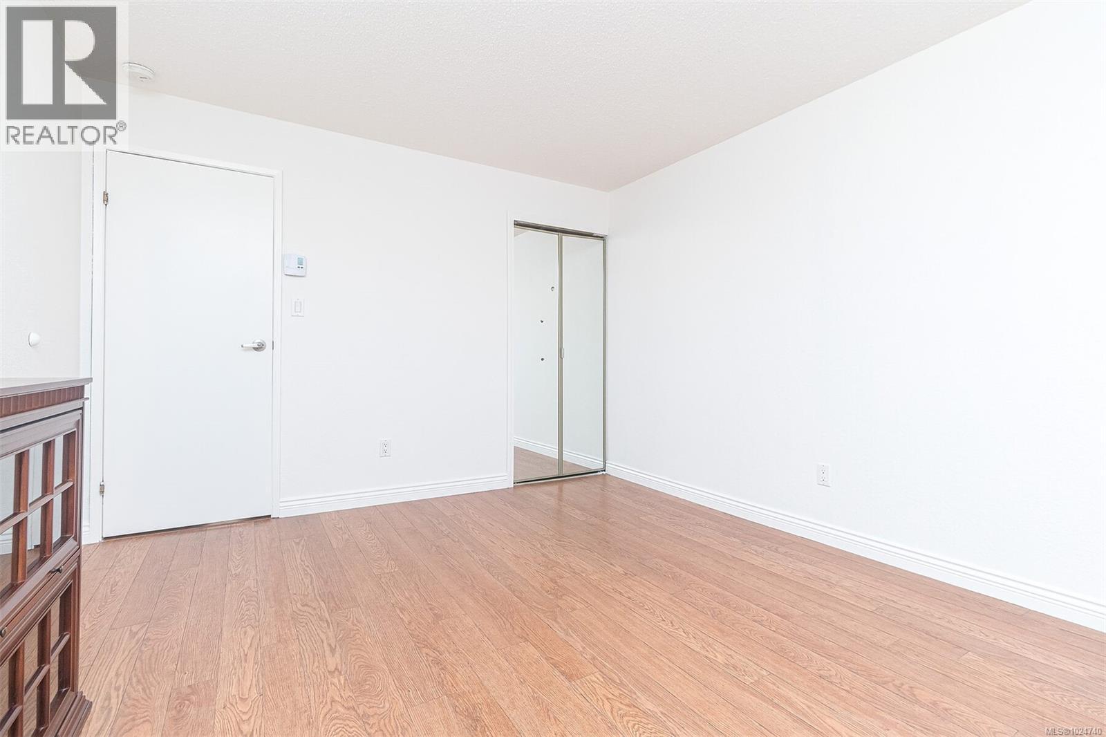 403 1560 Hillside Avenue, Victoria