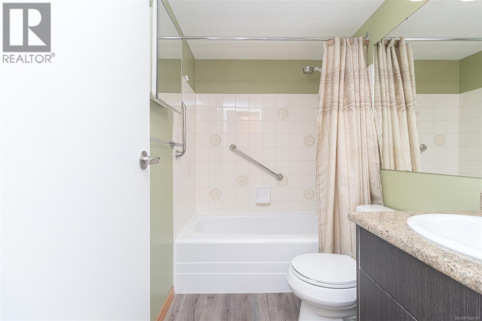 403 1560 Hillside Avenue, Victoria