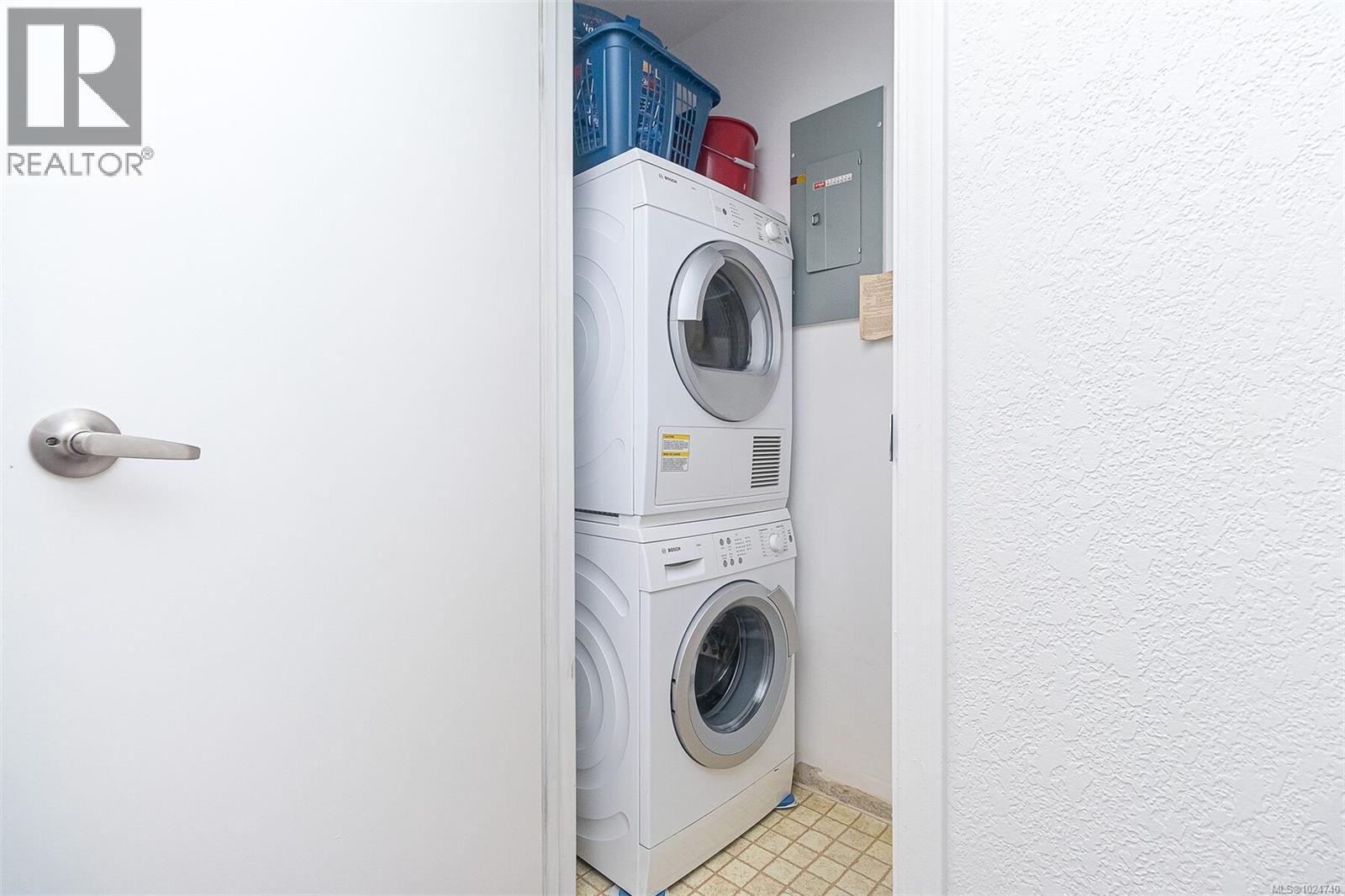 403 1560 Hillside Avenue, Victoria