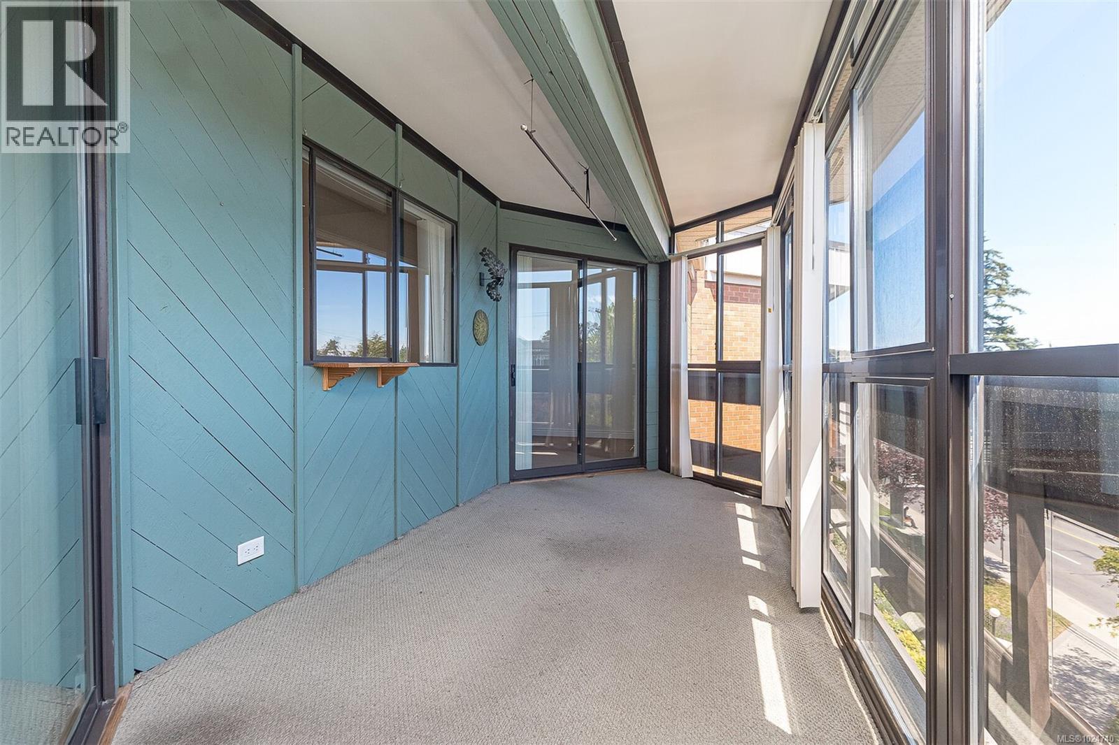 403 1560 Hillside Avenue, Victoria