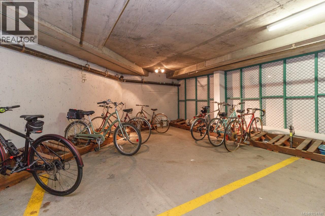 403 1560 Hillside Avenue, Victoria