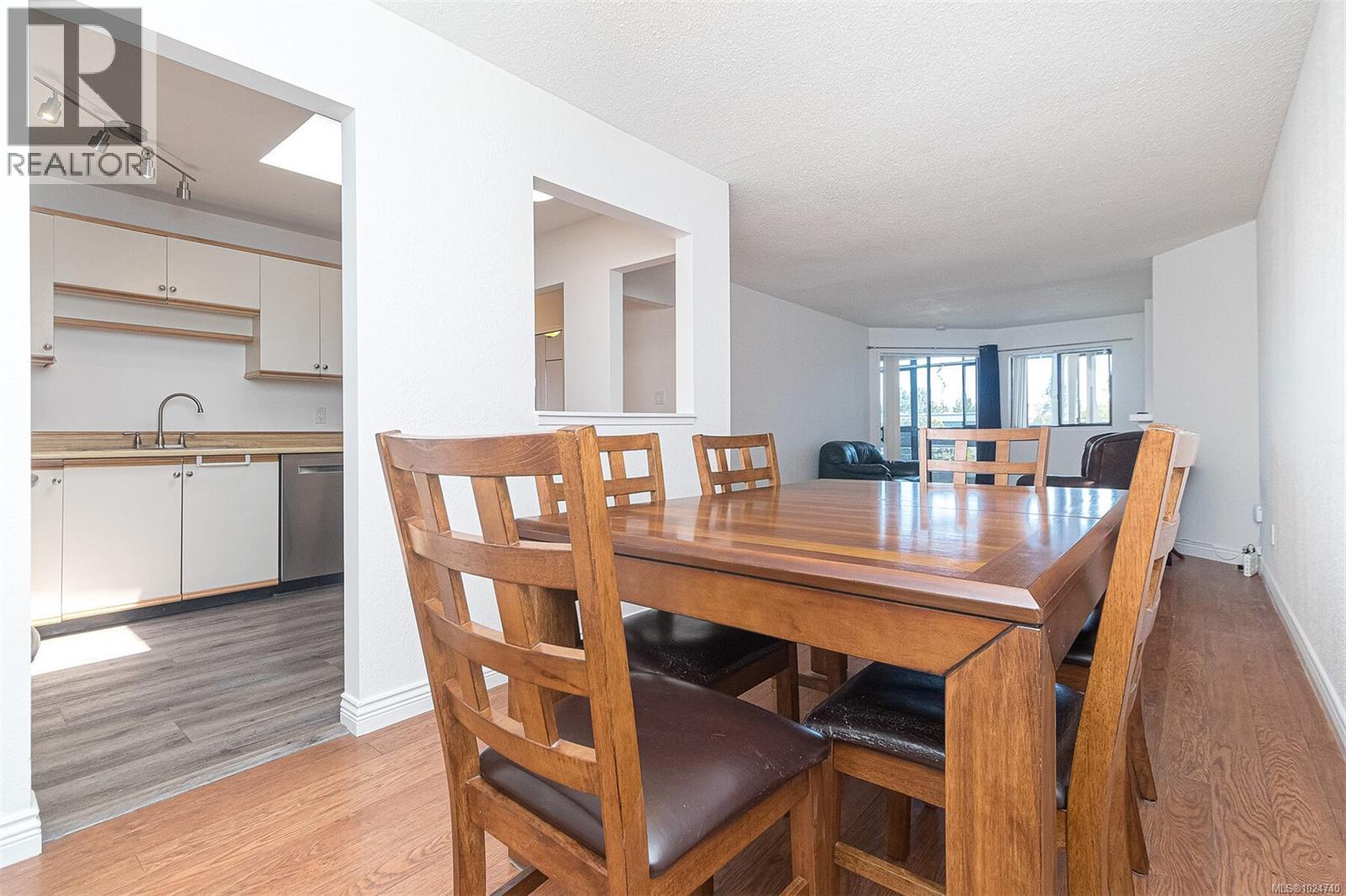 403 1560 Hillside Avenue, Victoria