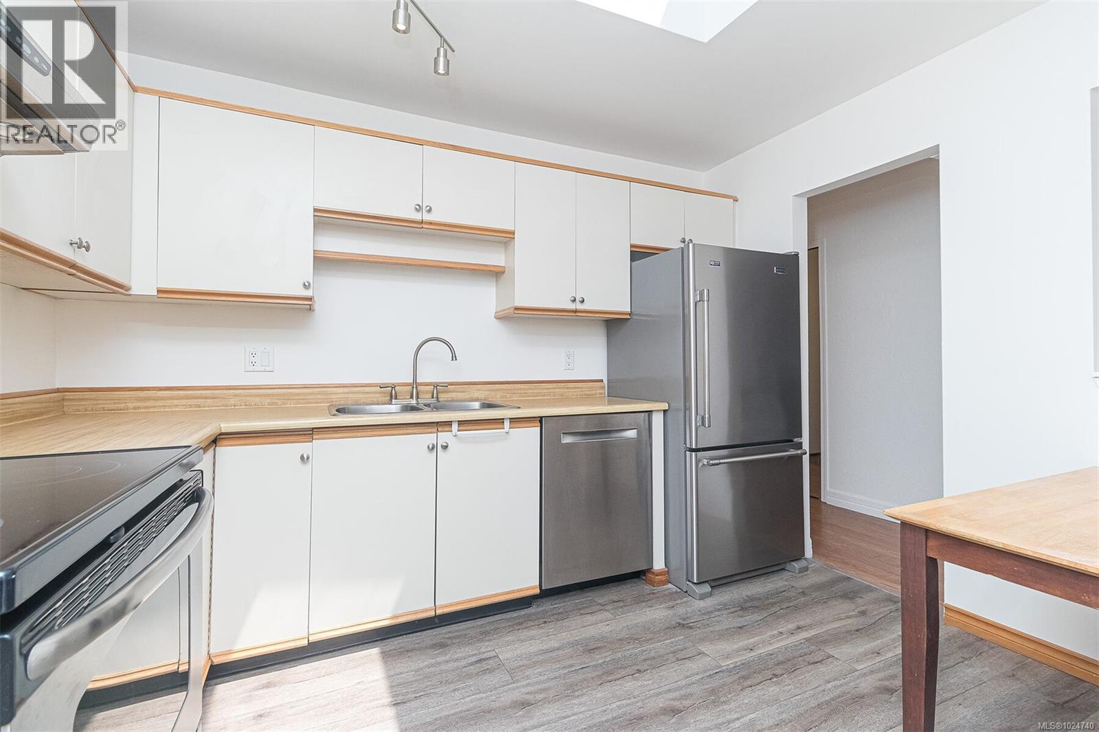 403 1560 Hillside Avenue, Victoria