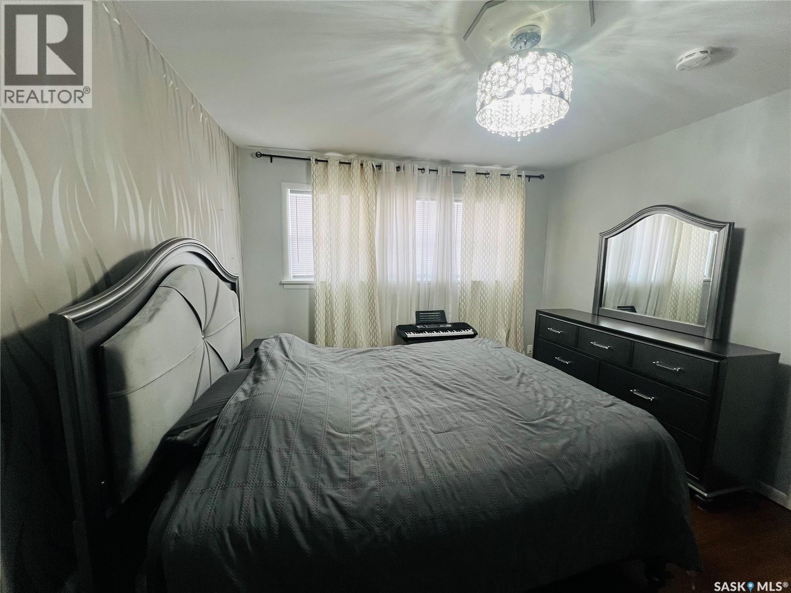 Single Family House Bungalow for Sale in  st AVENUE NE Swift Current 