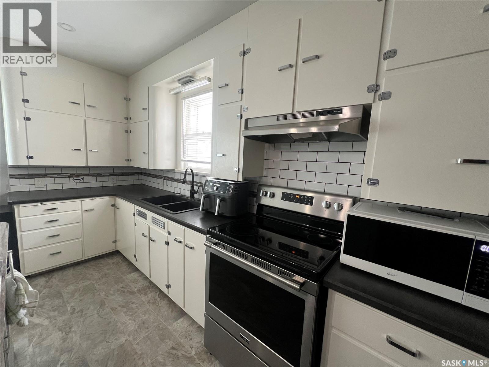 Single Family House Bungalow for Sale in  st AVENUE NE Swift Current 