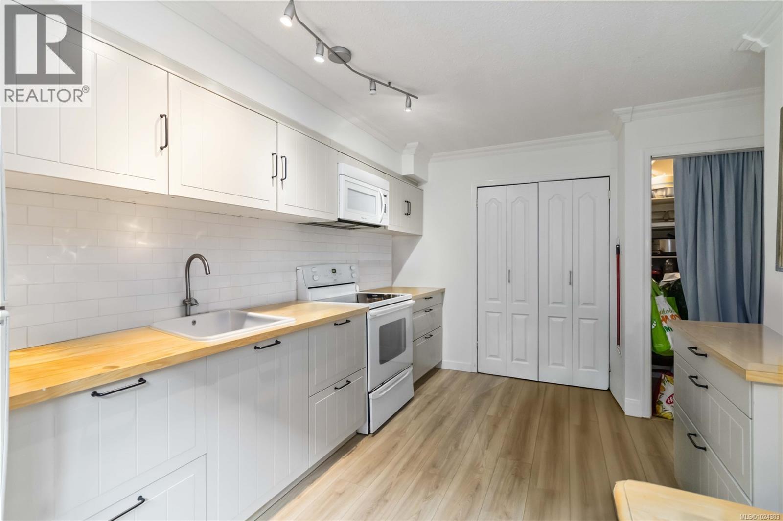 16 477 Lampson St, Esquimalt