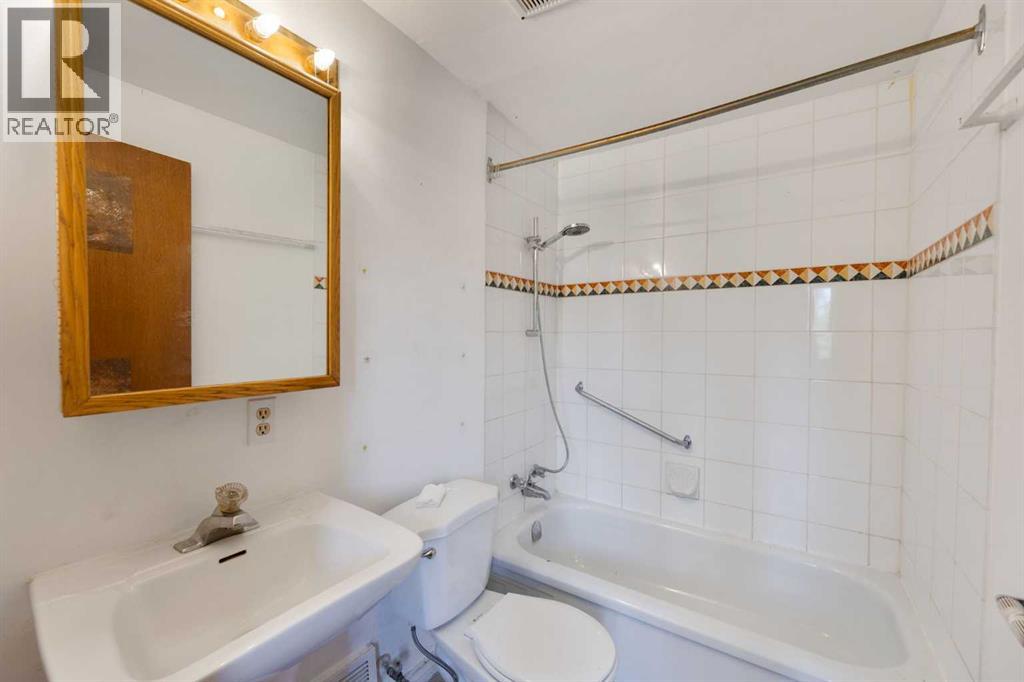 Single Family House 4 Level for Sale in   Street NW Parkdale Calgary 