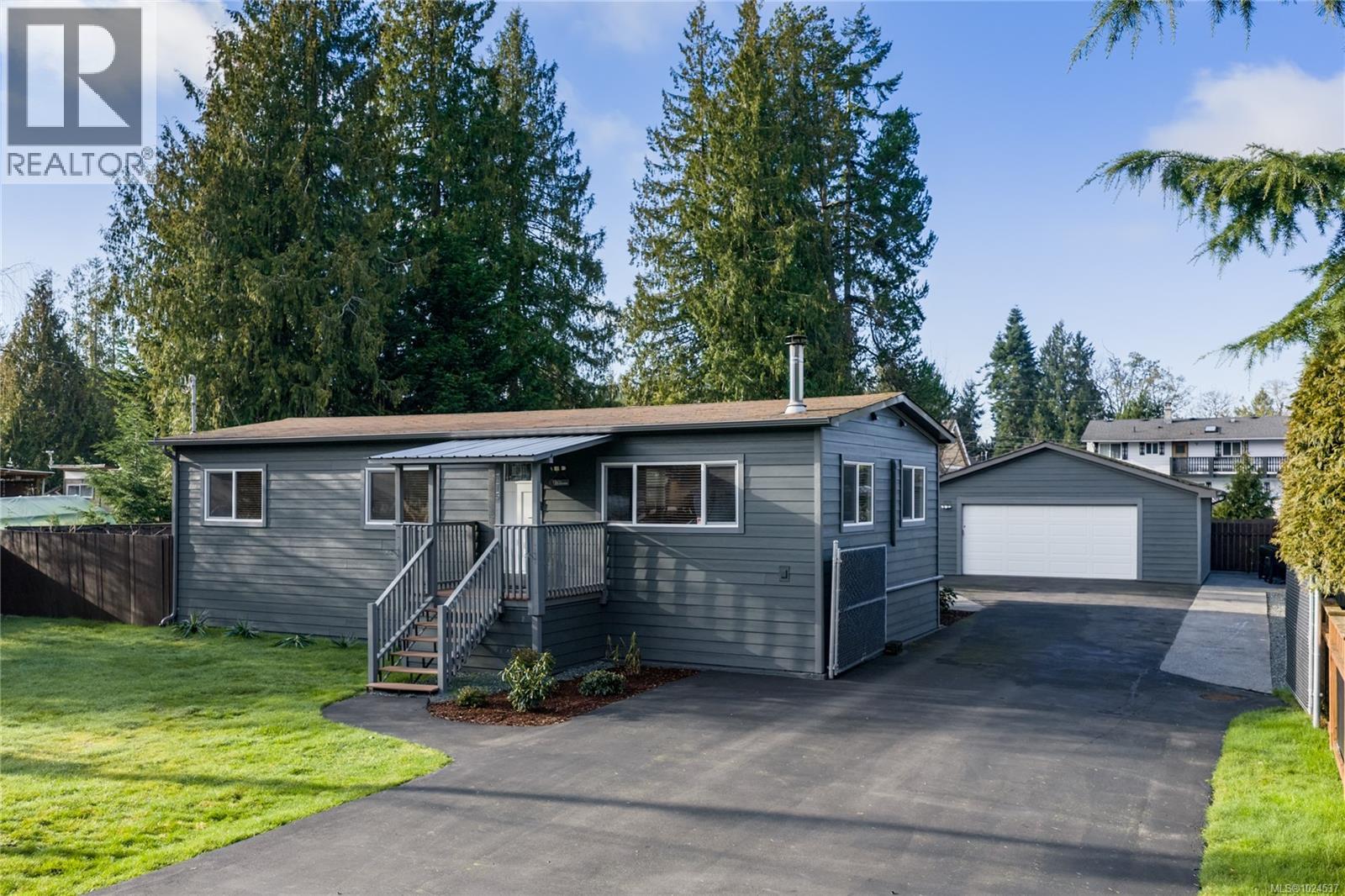 775 Barclay Cres S, French Creek