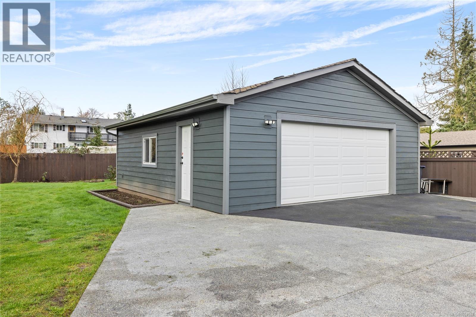 775 Barclay Cres S, French Creek