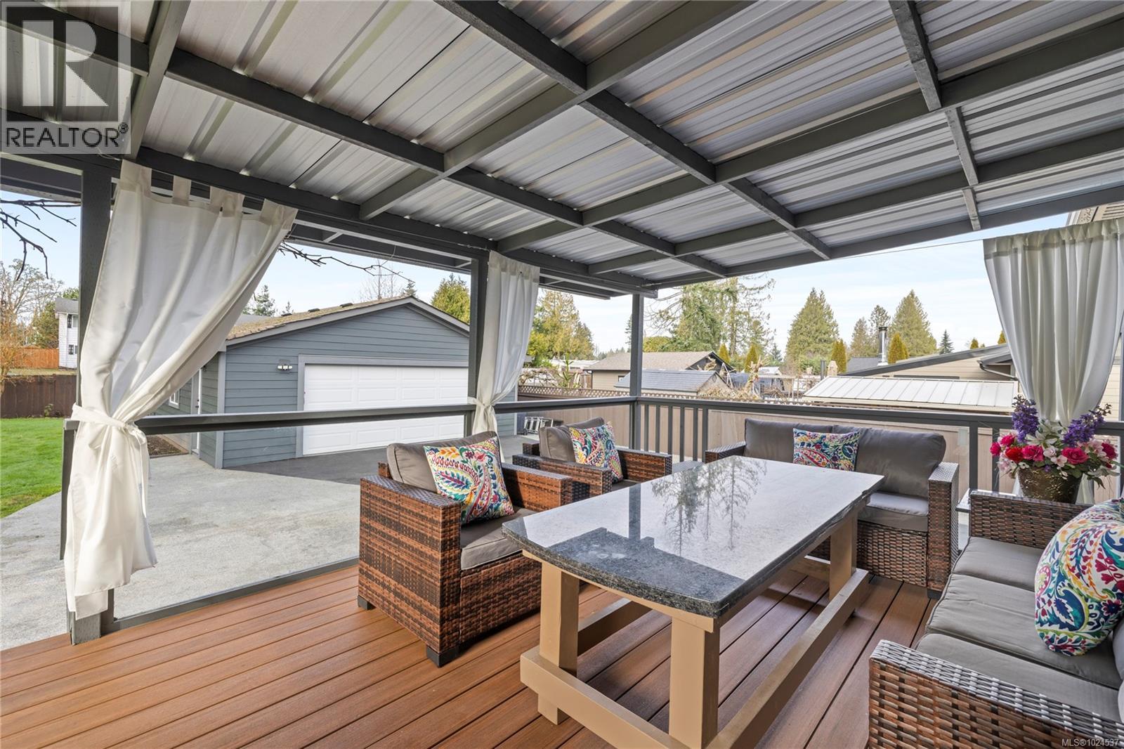 775 Barclay Cres S, French Creek